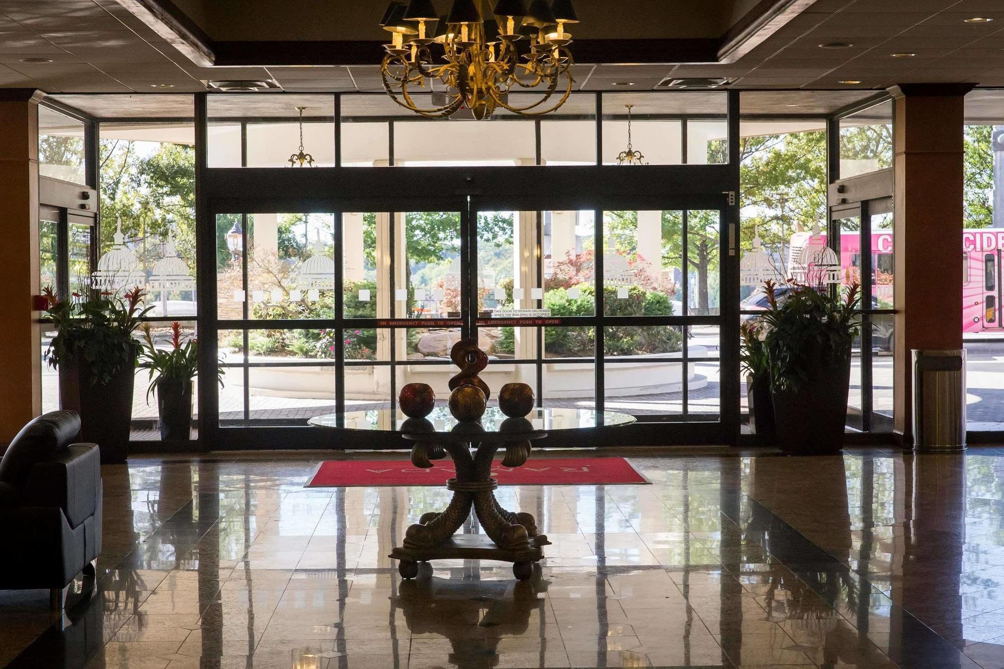 Hotel Ramada Plaza By Wyndham Downtown Capitol Park 3*